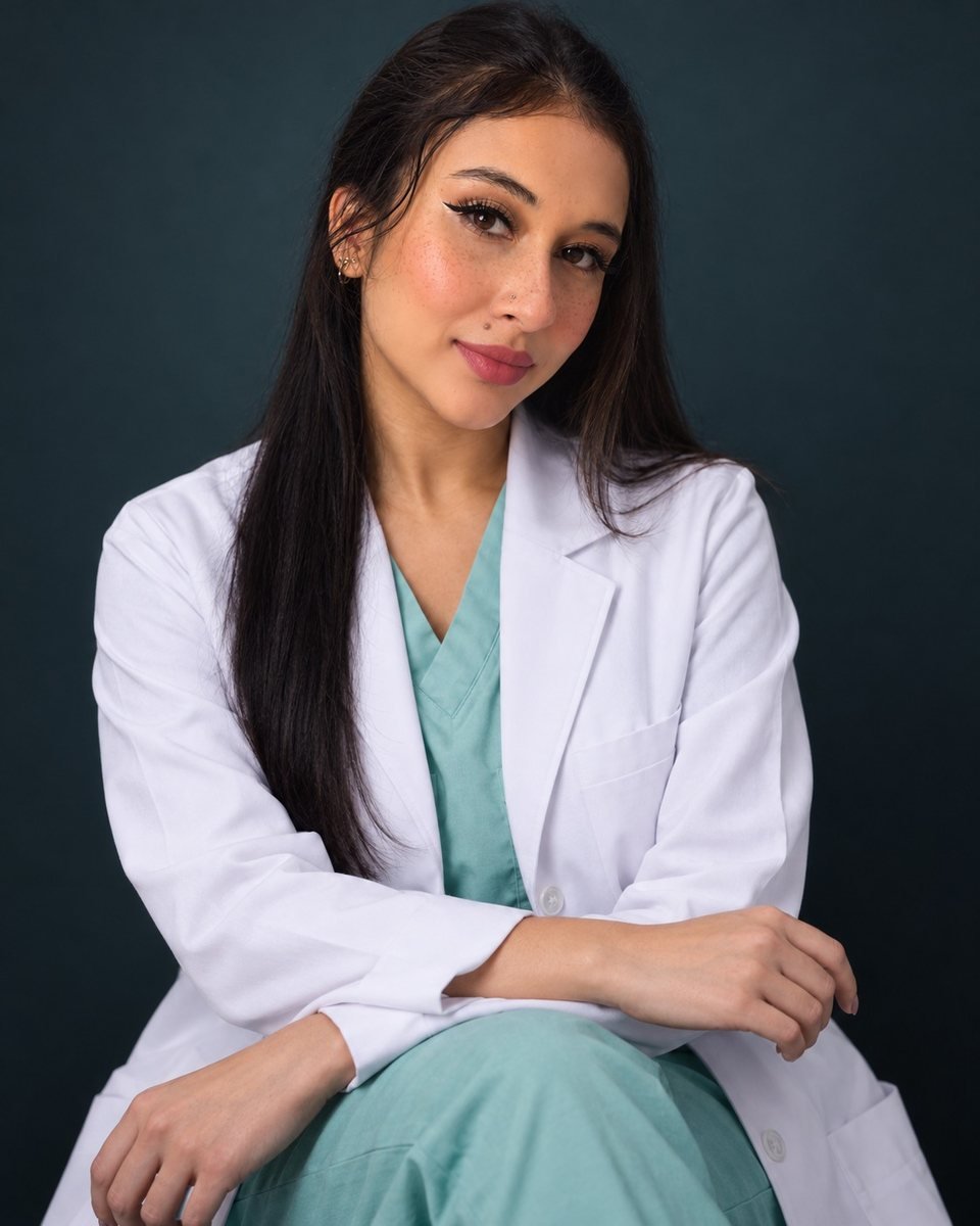 Evelyn Rodrigues da Costa, Técnica de Enfermagem, de jaleco branco e uniforme verde